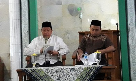 Ustaz Asep Abdul Wadud (kiri).