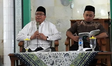 Ustaz Asep Abdul Wadud (kiri) mengupas kitab Riyadhush Shalihin lil Athfal.