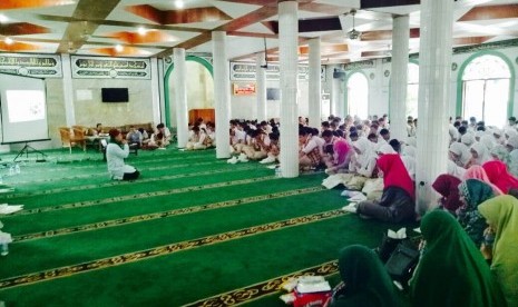 Ustaz Azzimam Aulia Rahman mengisi acara Career Day yang diadakan SMA Bosowa Bina Insani (SBBI) Bogor.