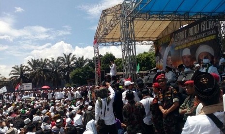 Ustaz Bachtiar Nasir berceramah di Lapang Kerkof, Garut, Jawa Barat, Sabtu (11/11) dalam kegiatan Tabligh Akbar. 