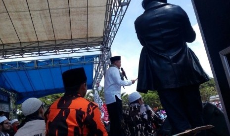 Ustaz Bachtiar Nasir berceramah di Lapang Kerkof, Garut, Jawa Barat, Sabtu (11/11) dalam kegiatan Tabligh Akbar. 