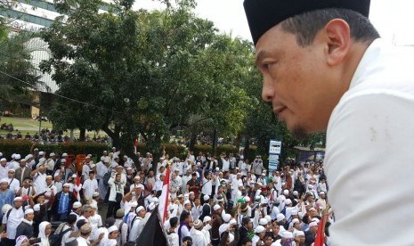 Ustaz Bachtiar Natsir berorasi di depan massa aksi demo 4  November di depan Istana Negara