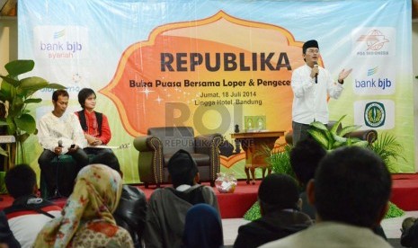 Ustaz Budi Hataat menyampaikan ceramah pada 'Buka Puasa Bersama Loper dan Pengecer Koran Republika' di Hotel Lingga, Kota Bandung, Sabtu (19/7). (Republika/Edi Yusuf)