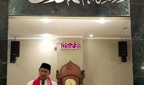 Ustaz Dr Syamsul Yakin MA saat mengisi pengajian Shubuh di Masjid Al-Syarif BSD, Tangsel, Kamis (1/3).