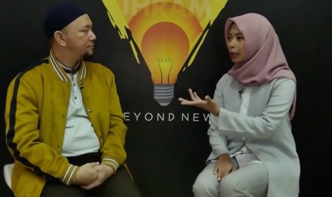 Ustaz Erick Yusuf (kiri) bersama jurnalis Republika, Yeyen Rostiyani