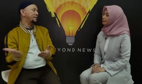 Ustaz Erick Yusuf (kiri) bersama jurnalis Republika, Yeyen Rostiyani (kanan).