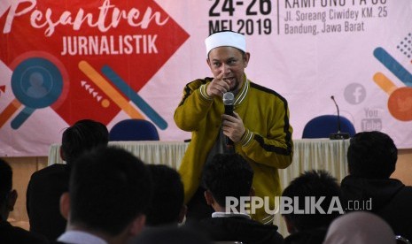 Ustaz Erick Yusuf memberikan materi motivasi kepada peserta pada kegiatan Pesantren Jurnalistik Republika di Kampung Pa'go, Kabupaten Bandung, Sabtu (25/5).