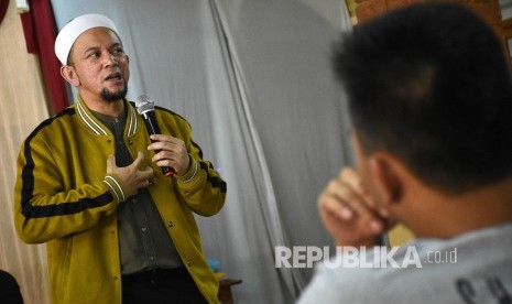 Ustadz Erick Yusuf. Ustadz Erick Yusuf: Boleh Kritik di Medsos tapi Beradab