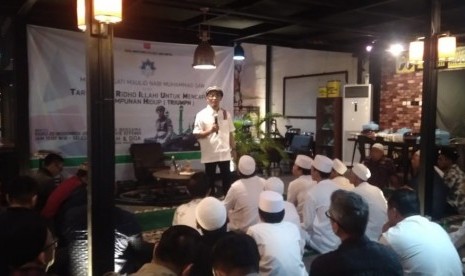 Ustaz Evi Effendi mengisi tausiyah dalam peringatan Maulid nabi yang diselenggarakan GAS Motorcycle Jakarta bersama para pecinta mogedi Triumph Jakarta pada Rabu (20/11).