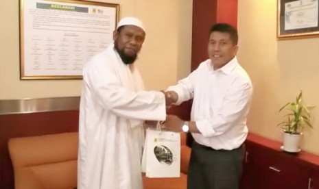 Ustaz Fadhlan Gharamatan bersama General Manager PLN Disjaya, Syamsul Huda. 