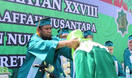 Ustaz Fadhlan Gharamatan mewisuda santri Nuu Waar