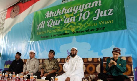 Ustaz fadhlan Gharamatan, Pimpinan Pesantren Nuu Waar dan Presiden Al Fatih Kaffah Nusantara (AFKN) tengah memberikan sambutan dalam pembukaan Mukhayyam Alquran 10 Juz di Pesantren Nuu Waar, Bekasi, Kamis (9/11).