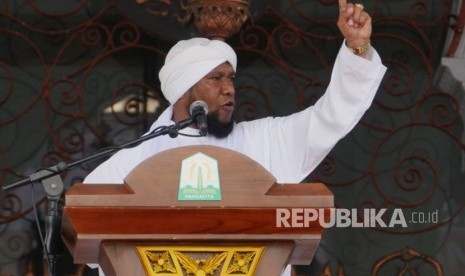 Ustaz Fadlan Garamatan saat memberikan tausiah dalam Tabligh Akbar di Masjid Raya Baiturrahman Banda Aceh, Ahad (15/4).