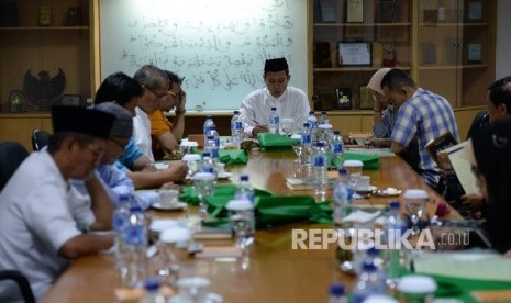 Ustaz Farid memberikan materi kepada peserta yang mengikuti pelatihan 30 menit cara cepat membaca Al Quran di Kantor REPUBLIKA, Jakarta, Sabtu (28/1). 30 Menit Membaca AlQuran.