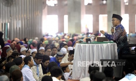 Ustaz Fatih Karim memberikan tausiyah kepada jamaah Kajian Tauhid di Masjid Istiqlal, Jakarta, Ahad (8/10). 