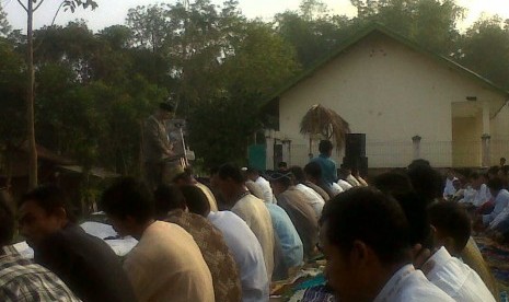 Ustaz Fauzi Gharib Ahmad sedang menyampaikan khotbah Idul Fitri di hadapan ribuan warga Muhammadiyah Cipetir, Sukabumi