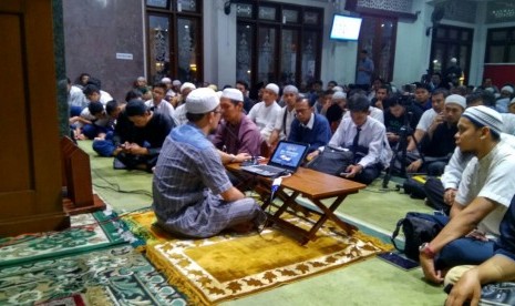 Ustaz Hepi Andi Bastoni mengisi kajian Sirah Nabawiyah/ Sirah Sahabat di Masjid Alumni IPB Bogor.