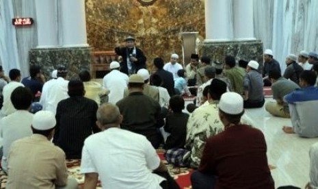 Ustaz Khoir Hari Moekti saat mengisi tausiah di Masjid Jami Aliyah Jalan Tol Karawang Barat.