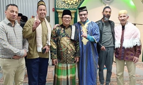 Ustaz Khumaini Rosadi bersama jamaah tarawih Masjid al-Ikhlas di Amsterdam, Belanda.