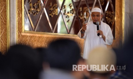 Ustaz M Arifin Ilham membaca doa saat acara pengajian 