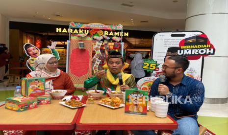 Ustaz Maulana (tengah) dalam peluncuran menu Ramadhan Hemat dari Haraku Ramen di kawasan Cilandak, Jakarta Pusat, Rabu (26/2/2025). 