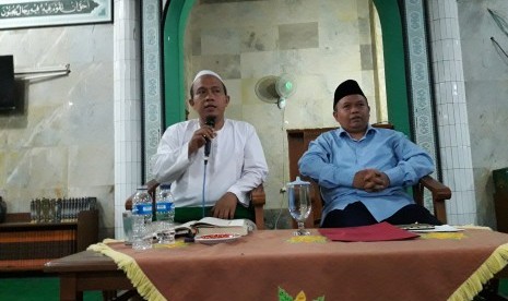 Ustaz Muhajir Affandi (kiri).