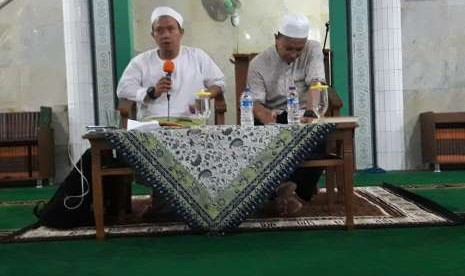 Ustaz Muhajir Affandi (kiri).