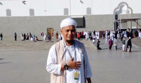 Ustaz Muhammad Arifin llham di depan Masjid Quba, Madinah.