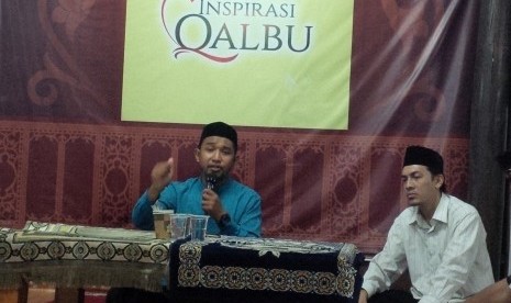 Ustaz Muhammad Yasin Jumadi, Lc, Wakil Sekretaris Bidang Aqidah dan Dakwah Ikatan Alumni Timur Tengah (IKAT) Aceh saat mengisi pengajian rutin Kaukus Wartawan Peduli Syariat Islam (KWPSI) di Rumoh Aceh Kupi Luwak, Jeulingke, Rabu (21/3) malam.