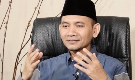 Ustaz Oni Sahroni. Anggota Dewan Syariah Nasional Majelis Ulama Indonesia (DSN MUI), Ustaz Oni Sahroni, merilis buku terbaru serial Fikih Muamalah Kontemporer.