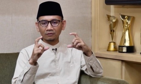 Ustadz Oni Sahroni menrangkan soal bolehkah gaji utuh tetapi kerjaan berkurang selama work from home.