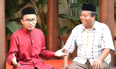 Ustaz Slamet Ibnu Syam, Pemimpin Pesantren Tahfidz Daarul Quran Internasional (kiri) dan wartawan Republika, Damanhuri Zuhri (kanan)