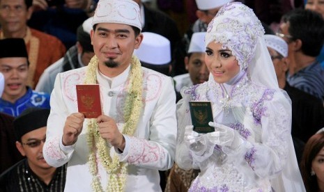 Ustaz Solmed dan Istri