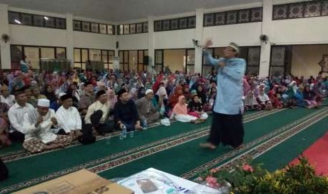 Ustaz Subki Al  Bughury tampil pada acara penutupan Gebyar Dakwah MUI DKI Jakarta yang diadakan di Masjid Al Hijrah, Rusun Marunda, Jakarta, Jumat (31/8).