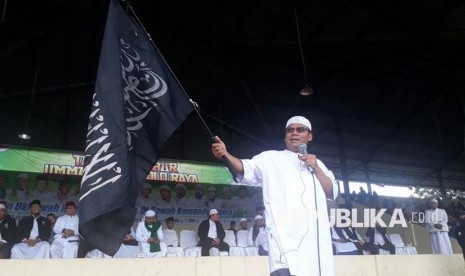 Ustaz Sugi Nur Raharja atau akrab disapa Gus Nur mengibarkan bendera berlafad tahlil