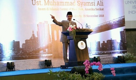 Ustaz Syamsi Ali saat memberi tausiyah di Tablig Akbar Islam di Amerika yang digelar Universitas Islam Indonesia (UII) di Auditorium Prof Abdulkahar Mudzakkir, Kamis (29/11).