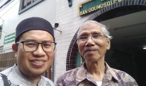 Ustaz Taufiq Hidayat Nazar Dai Ambassador Dompet Dhuafa untuk Thailand tengah bersilaturahim dengan Ustaz Ransan Binkamson di masjid di Thailand.