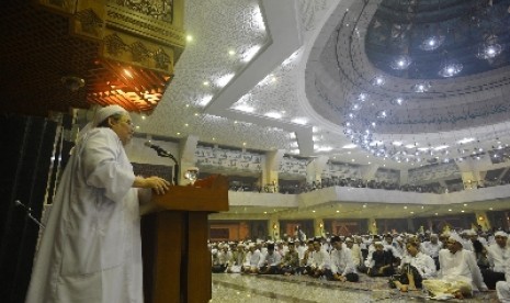 Ustaz Tengku Zulkarnaen saat membawakan ceramah pada Dzikir Nasional di Masjid At-Tin, Jakarta, Selasa (31/12).