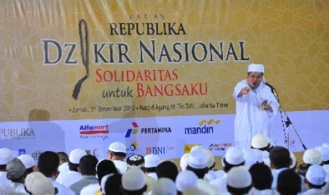 Ustaz Tengku Zulkarnain saat mengisi tausiah di acara zikir nasional di Masjid At-Tin, Taman Mini Indonesia Indah, Jakarta (31/12).