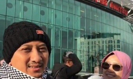 Ustaz Yusuf Mansur bersam Istri saat berada di stadion Manchester United, Inggris