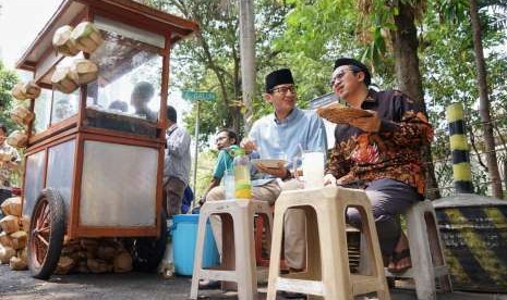 Ustaz Yusuf Mansur dan Sandiaga Salahuddin Uno santap siang bersama sebelum melaksanakan shalat jumat di Masjid At-Taqwa, Kebayoran Baru, Jakarta, Jumat (31/8).