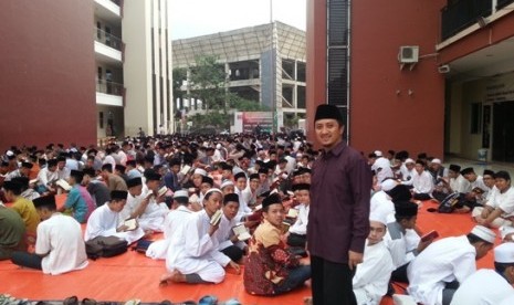 ustaz yusuf mansur di tengah santri daarul quran ketapang yang tengah mengkhatamkan alquran