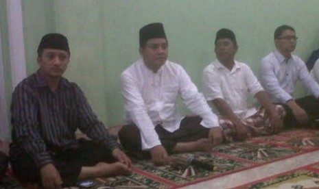 Ustaz Yusuf Mansur didamping tokoh masyarakat Riau, Jon Erizal saat meresmikan Rumah Penghafal Alquran di Bengkalis, Riau.