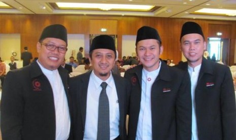 ustaz yusuf mansur (dua dari kiri) didampingi Ustaz jameel, ustaz anwar sani dan ustaz tarmizi