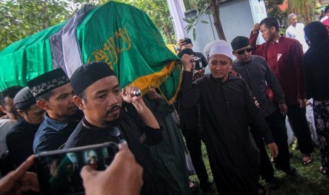 Ustaz Yusuf Mansur (kanan) bersama kerabat mengusung jenazah ayahnya almarhum Abdurahman Mimbar untuk dimakamkan di Pesantren Tahfizhul Daarul Qur