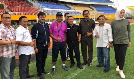 Ustaz Yusuf Mansur (keempat kanan) memegang bahu pelatih Sriwijaya FC Rahmad Darmawan di Stadion Gelora Sriwijaya Jakabaring, Selasa (20/2). Ustaz YM hadir bersama mantan pelatih timnas U-19 Indra Sjafri (ketiga kiri) untuk menjajaki kerja sama sponsorship dengan Sriwijaya FC.