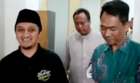 Ustaz Yusuf Mansur (kiri) bersama pemimpin redaksi Republika, Nasihin Masha (kanan) 