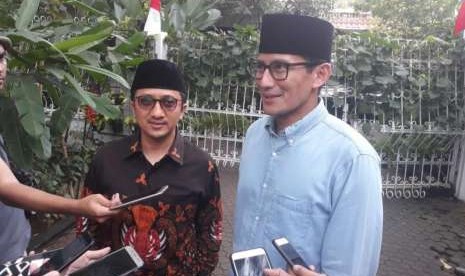 Ustaz Yusuf Mansur (kiri) dan bakal calon presiden Sandiaga Salahuddin Uno (kanan) menyampaikan keterangan ke awak media usai melaksanakan shalat Jumat di Masjid at-Taqwa, Jakarta, (31/8).