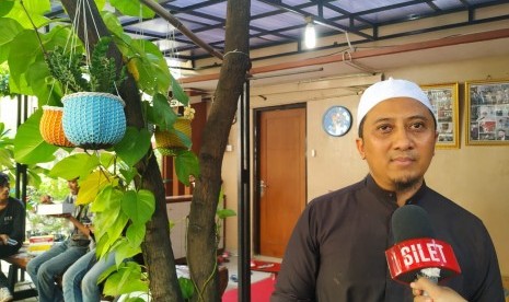 Ustadz Yusuf Mansur Kenang Ayah Sebagai Sosok Humoris. Ustadz Yusuf Mansur memberikan keterangan usai menguburkan almarhum ayah di Pesantren Tahfidz Daarul Quran, Tangerang, Kamis (13/2). 