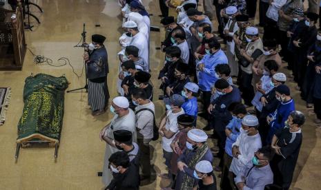 Ustaz Yusuf Mansur mengimami shalat jenazah Syekh Ali Jaber di Pondok Pesantren Darul Quran, Cipondoh, Kota Tangerang, Banten.